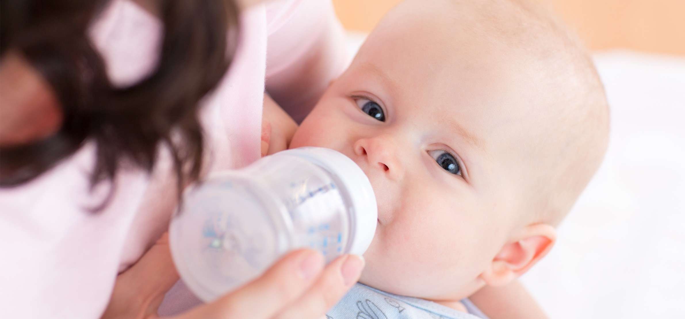 La juste quantité de lait infantile pour bébé
